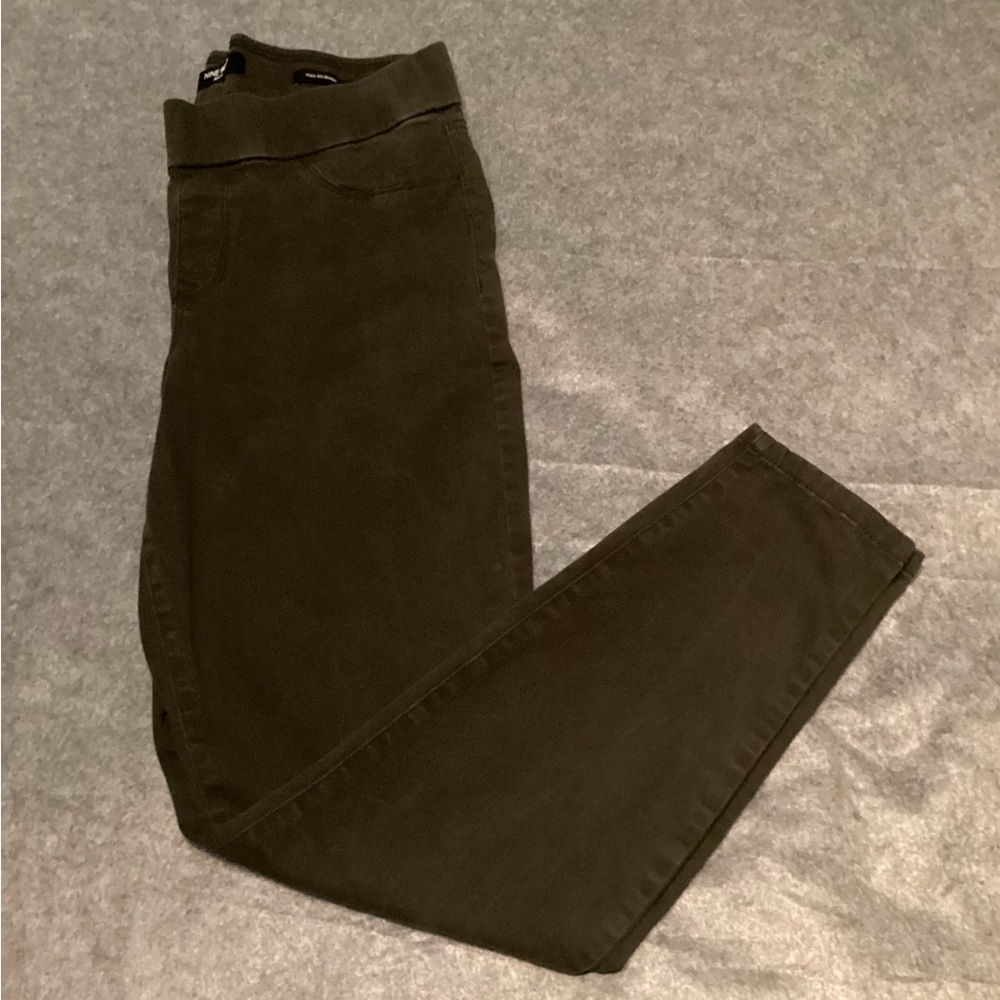 Nine West Women's Pull On Skinny Jeans in Black. C24